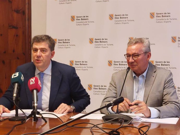 El conseller de Turismo, Cultura y Deportes, Jaume Bauzà, y el director de Turismo, Pep Aloy, en rueda de prensa