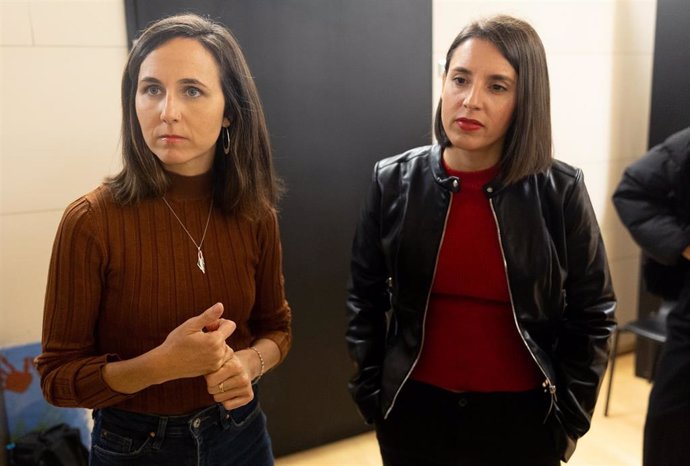 La secretaria general de Podemos y diputada, Ione Belarra (i) y la eurodiputada de Podemos, Irene Montero (d) , ofrecen declaraciones a los medios en el Congreso de los Diputados, a 8 de noviembre de 2024, en Madrid (España). 