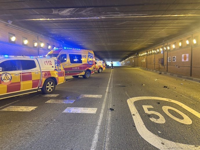 Dos heridos graves y tres leves en una colisión entre tres vehículos en el túnel de Conde de Casal