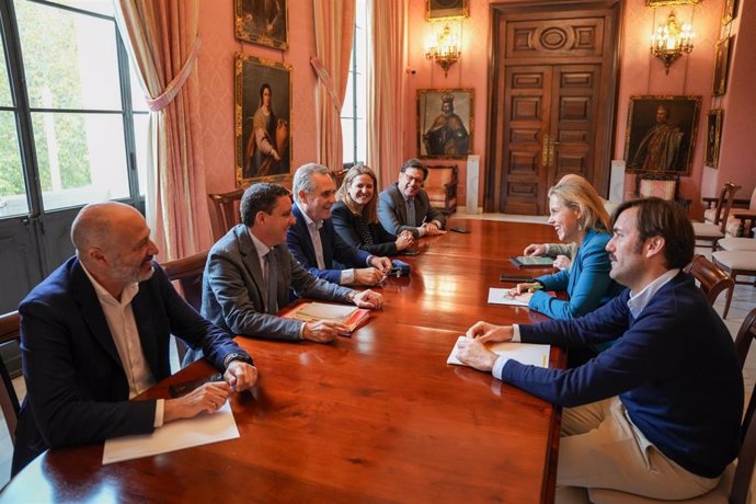 Los ediles del PP y de Vox en la reunión de coordinación de la limitación de pisos turísticos