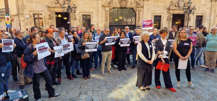 Paro celebrado en la plaza de Cort de Palma en memoria de las víctimas de la DANA.