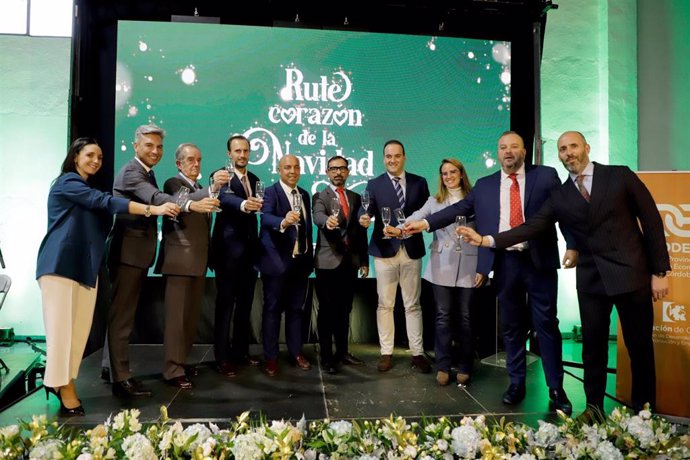 Romero (centro), junto a otras autoridades locales y provinciales y responsables empresariales de Rute en la presentación de 'El corazón de la Navidad'.