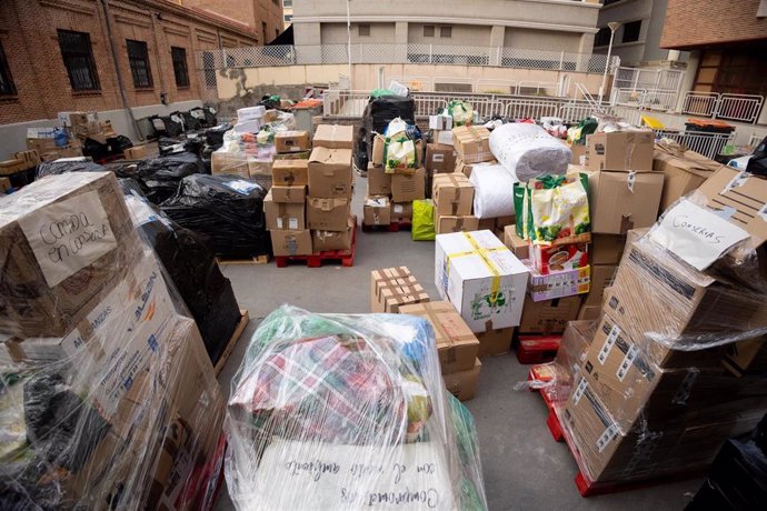 Voluntarios organizan los donativos en el cantón de limpieza de Chamberí,