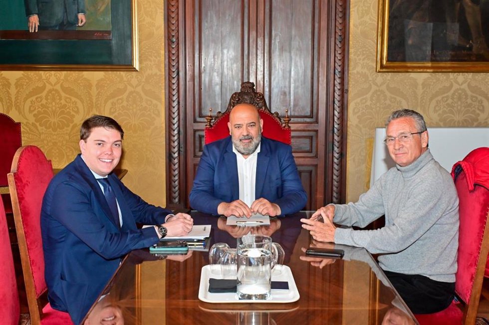 De izquierda a derecha, el teniente de alcalde y regidor de Medio Natural, Lloren Bauz, el alcalde de Palma, Jaime Martínez, y el vicepresidente de Palma XXI, Jaume Garau.