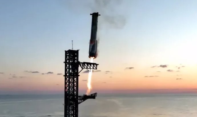 El cohete Starship Flight 5 Super Heavy de SpaceX se acerca a su torre de lanzamiento para el primer aterrizaje y captura en la plataforma después de su lanzamiento en un vuelo de prueba suborbital desde Starbase en Texas el 13 de octubre de 2024