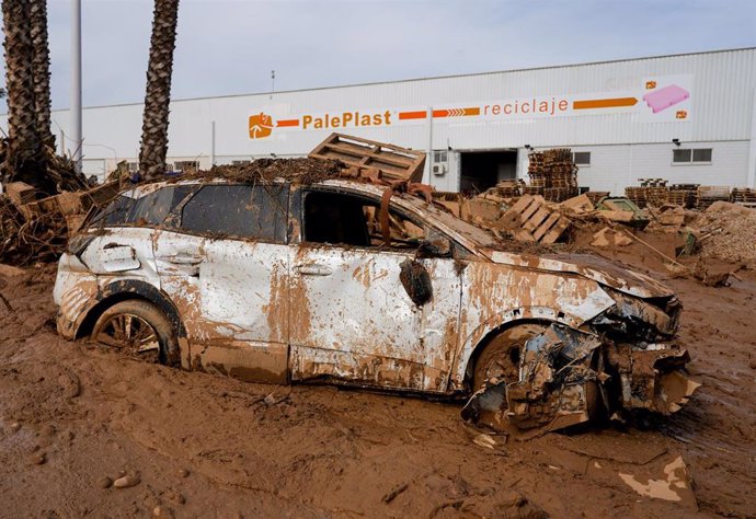 Un vehículo inundado en el barro en el polígono de la Reva tras el paso de la DANA, a 8 de noviembre de 2024, en Ribarroja, Valencia, Comunidad Valenciana (España).