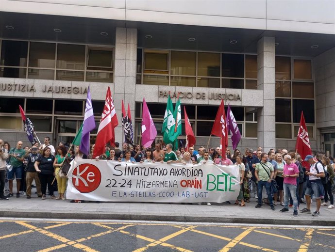 Sindicatos de centros de iniciativa social de Euskadi concentrados ante los juzgados de Bilbao