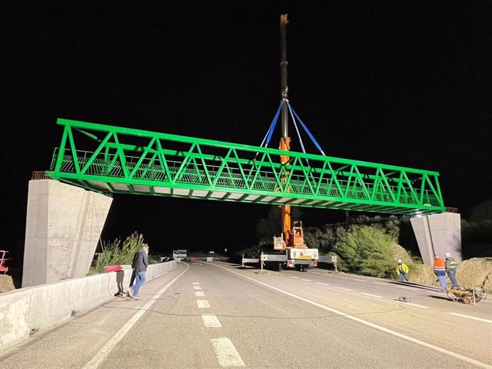 Colocación de la pasarela de la vía ciclopeatonal entre Jerez y La Barca a la altura de Cuartillos.