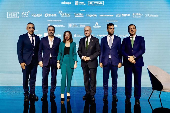 La consejera de Fomento, Rocío Díaz (3i) y el alcalde de Málaga, Francisco de la Torre (3d)  y líderes de entidades como ACP Málaga, AVS, y Housing Europe clausuran el II Foro de Colaboración Público-Privada para la Inversión y el Simed.