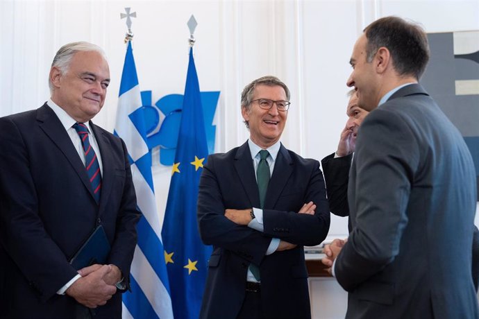 Archivo - El vicesecretario Institucional del PP, Esteban González Pons (i), y el presidente del Partido Popular, Alberto Núñez Feijóo (c), a su llegada a su reunión con el primer ministro de Grecia, Kyriákos Mitsotákis, a 13 de septiembre de 2024, en Ate