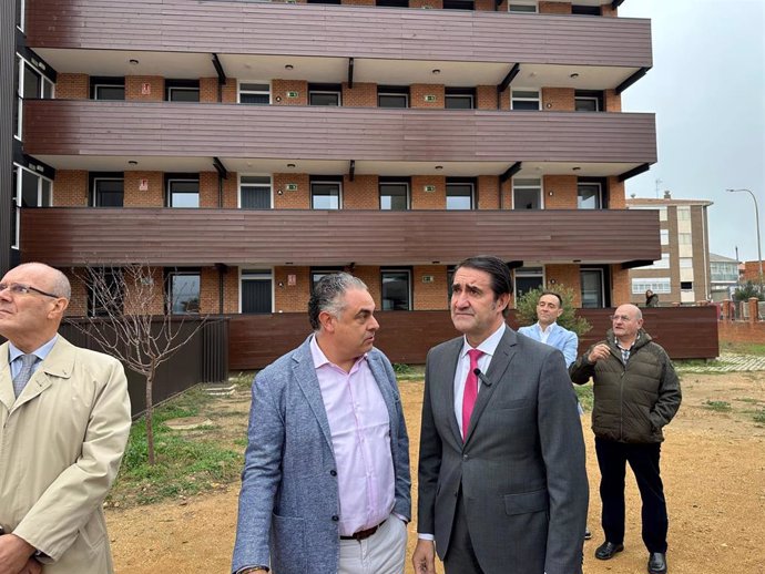 El consejero de Medio Ambiente, Vivienda y Ordenación del Territorio junto al alcalde de Astorga en las viviendas de camineros entregadas en la localidad leonesa