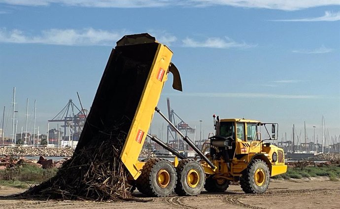 Copisa envía maquinaria para restablecer la desembocadura del río Turia en Valencia