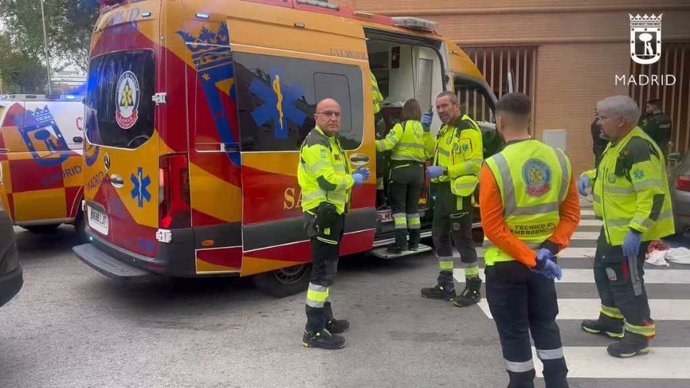 Apuñalado de gravedad un hombre en una avenida de Usera