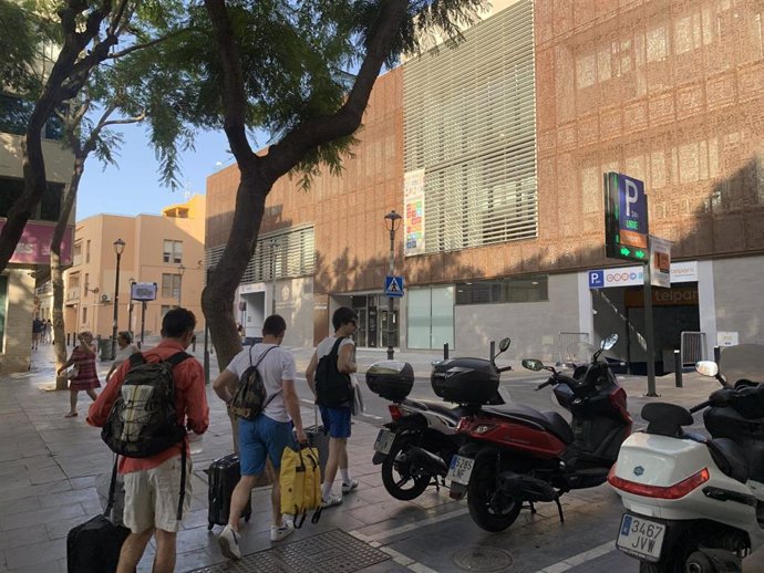 Archivo - Turistas llegan al centro de Almería.