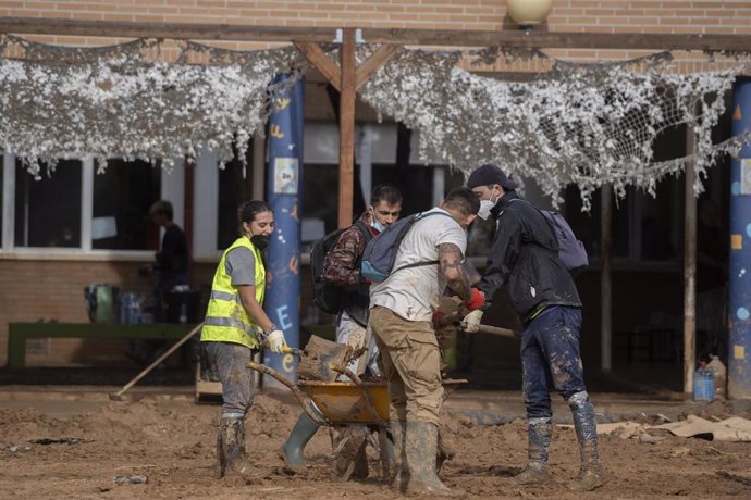 Varias personas en una de las zonas afectadas por la DANA, a 8 de noviembre de 2024, en Catarroja, Valencia, Comunidad Valenciana (España).