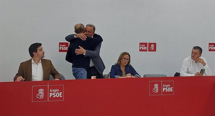 El secretario general del PSOE Aragón, Javier Lambán, se abraza con el líder del PSOE Zaragoza, Juan Antonio Sánchez Quero, ante la mirada del secretario de Organización y de los secretarios provinciales de Teruel y Huesca.