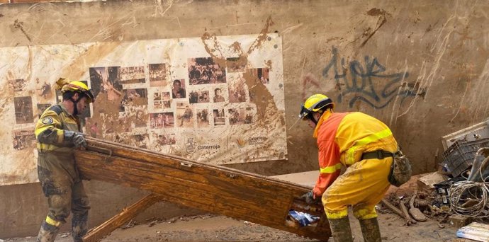 Efectivos de Sarga e Infoar retiran una puerta de una calle de Catarroja.