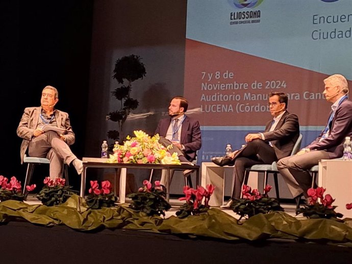 Agustín López (2º izda.), durante su participación en el encuentro empresarial Ciudad de Lucena.