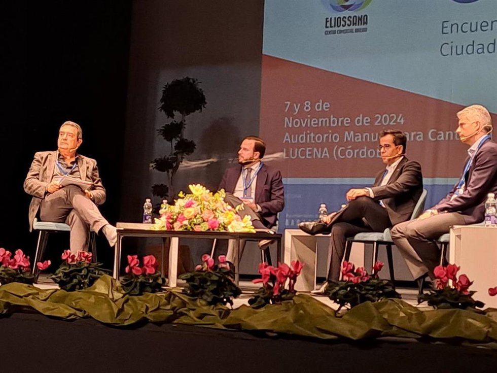 Agustín López (2 izda.), durante su participación en el encuentro empresarial Ciudad de Lucena.