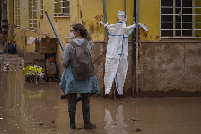 Imagen de una mujer en una de las zonas afectadas por la DANA.