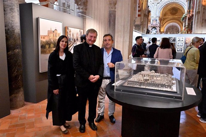 Joaquín Alberto Nieva (centro), ha inaugurado la exposición compuesta por todas las obras preseleccionadas para el concurso.