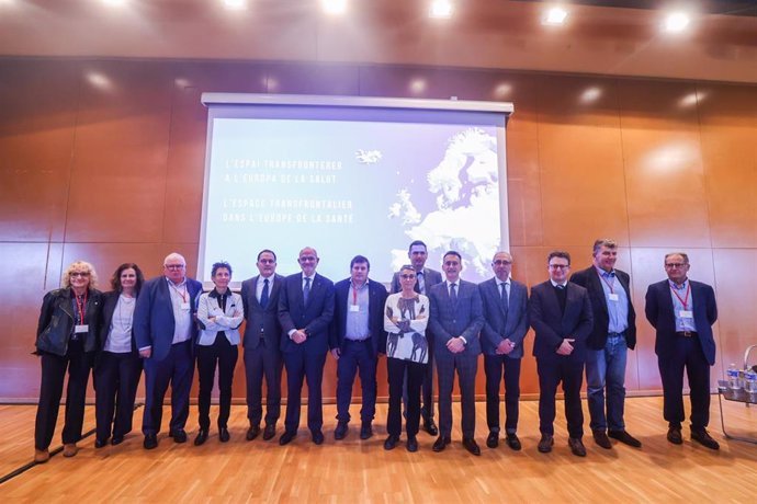 Fotografía de las autoridades y participantes en la jornada, presidida por la consellera de Salud, Olga Pané, y el conseller de Unión Europea y Acción Exterior, Jaume Duch.