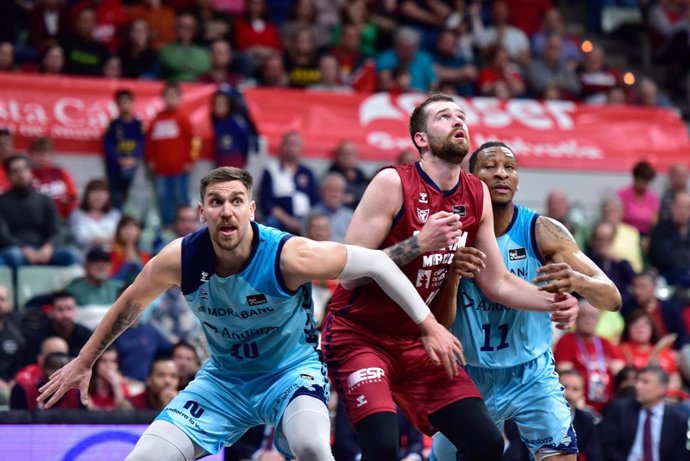 Archivo - Marin Maric, Nemanja Radovic y Stan Okoye en un partido entre Morabanc Andorra y UCAM Murcia, en Murcia, de la Liga Endesa 2023-24