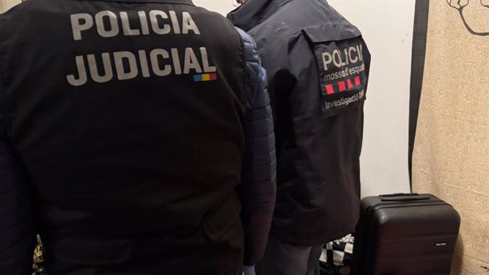 Agentes de los Mossos d'Esquadra y de la Policia de Andorra en el registro del domicilio de un presunto traficante detenido el jueves en la frontera del río Runer