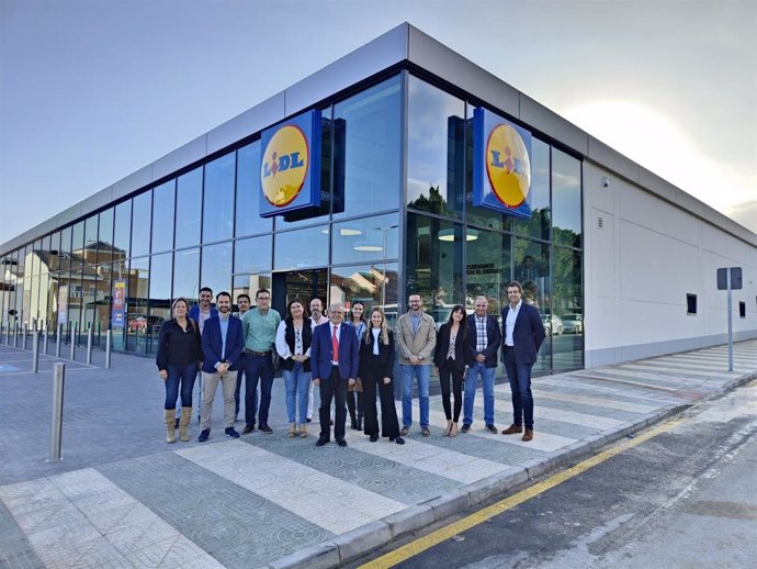 El alcalde de Vícar, Antonio Bonilla, y la directora regional de Lidl, Marta Ramírez, junto a otros miembros del consistorio y de la marca.