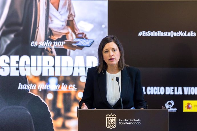 La alcaldesa de San Fernando (Cádiz), Patricia Cavada, presenta la campaña por el 25-N contra la violencia de género.