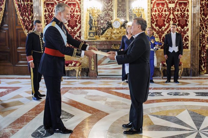 Archivo - El Rey Felipe VI (i), recibe la carta credencial del embajador de la República del Paraguay, Justo Pastor Apodaca Paredes (d), en el Palacio Real de Madrid, a 16 de septiembre de 2024