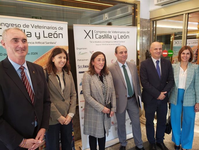 La consejera de Agricultura, Ganadería y Desarrollo Rural, María González Corral (centro), con organizadores del congreso y autoridades Locales