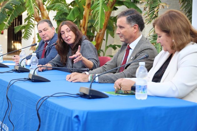 La consejera de Inclusión Social, Juventud, Familias e Igualdad, Loles López, junto a otras autoridades, inaugura en Moguer (Huelva) el tercer Congreso Andaluz de Alzheimer organizado por la Confederación Andaluza de Alzheimer (ConFEAFA).