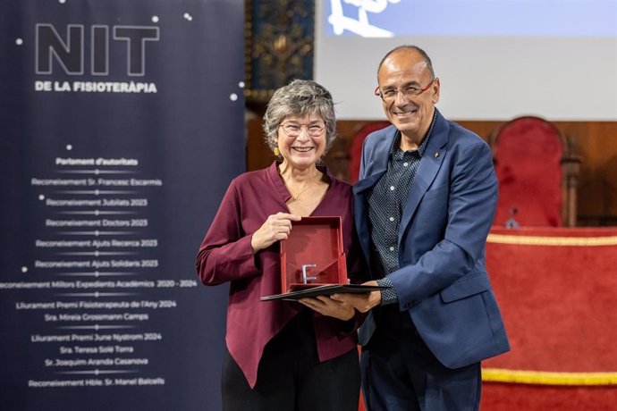 Mireia Grossmann recibe el Premio al Fisioterapeuta del Año del Col·legi de Fisioterapeutes por su labor divulgativa sobre el suelo pélvico, la menopausia y la salud sexual