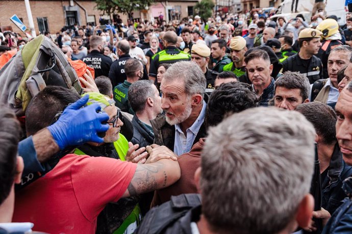 El Rey Felipe VI durante su visita a una zona afectada por la DANA, a 3 de noviembre de 2024, en Paiporta, Valencia, Comunidad Valenciana (España). Los Reyes han visitado, junto al presidente del Gobierno y presidente de la Generalitat valenciana, algunas