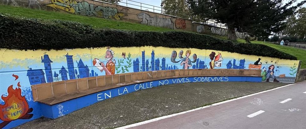 Un mural, realizado por personas del Centro Municipal de Acogida, conciencia sobre la realidad de personas sin hogar