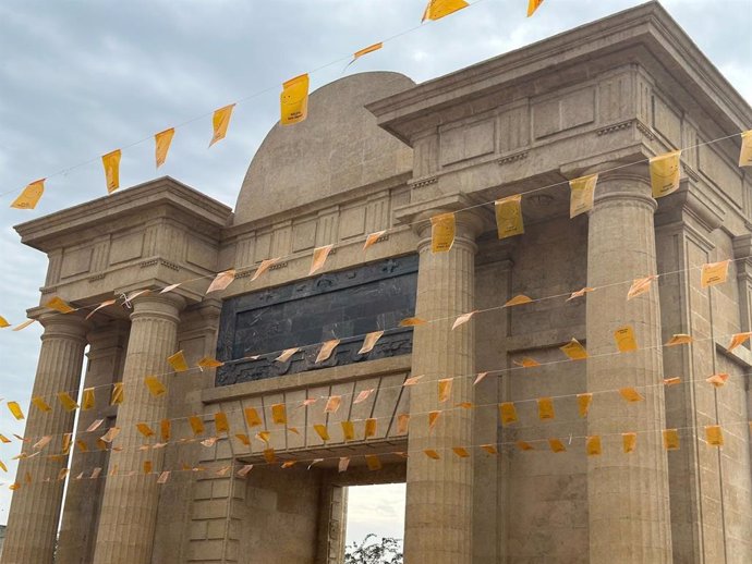 La Puerta del Puente de Córdoba decorada con motivo de la gala Soles Repsol.