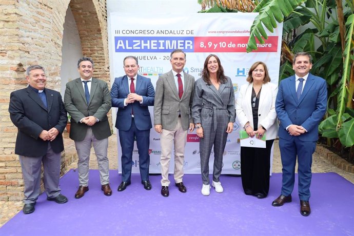 Autoridades en la inauguración del III Congreso Andaluz de Alzheimer, en Moguer (Huelva).