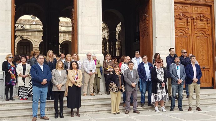 Concentración silenciosa a las puertas de la Diputación