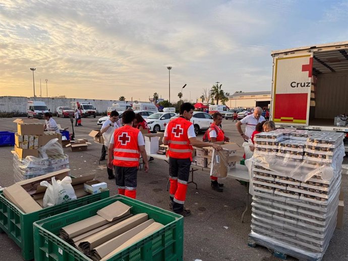 Voluntarios de Cruz Roja en el dispositivo desplegado por la entidad para atender a las víctimas de la tragedia ocasionada por la DANA en Valencia