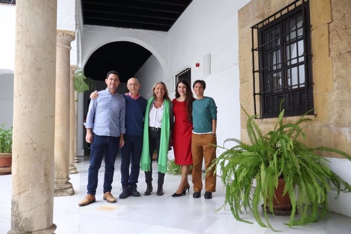 Isabel Albás con miembros del jurado del Premio de Poesía Ricardo Molina.