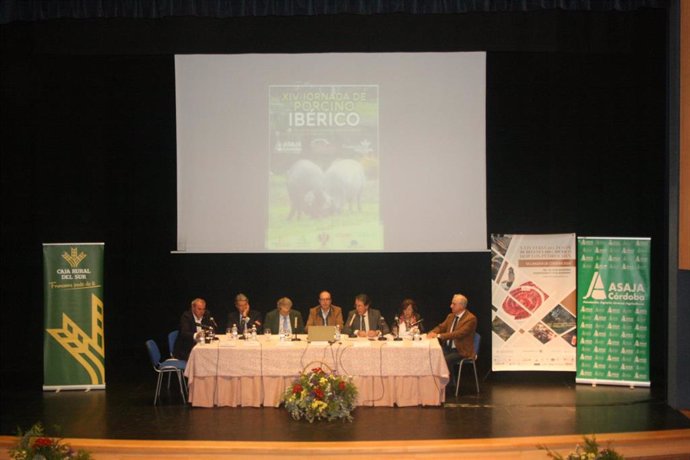 Mesa redonda de la XIV Jornada de Porcino, celebrada en el marco de la Feria del Jamón de Villanueva de Córdoba.