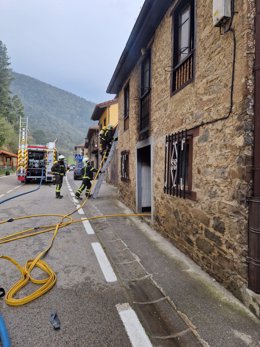 Bomberos extinguen un incendio en una vivienda de Cabezón de Liébana