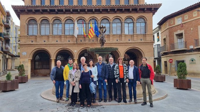 La secretaria general de CHA, Isabel Lasobras, junto al resto de representantes de la formación aragonesista este viernes en Cariñena.