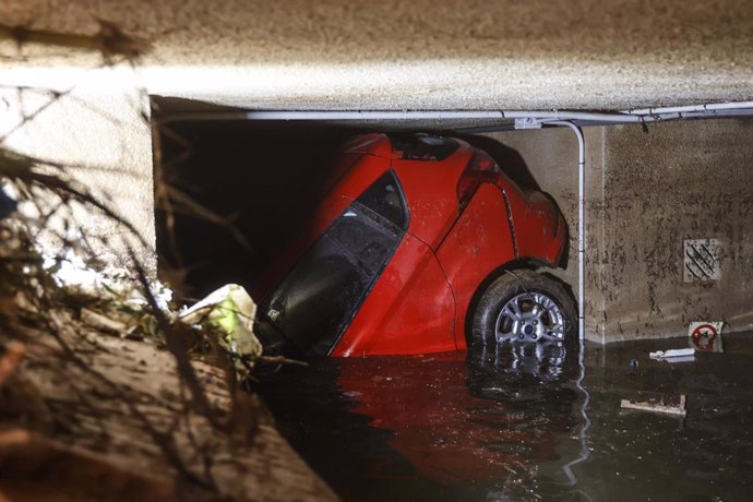 Un vehículo en un garaje inundado, a 2 de noviembre de 2024, en Alfafar, Valencia