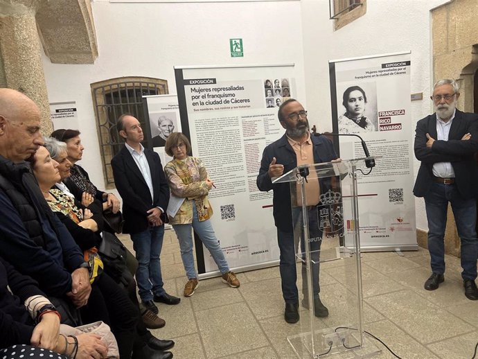 El presidente de la Diputación de Cáceres, Miguel Ángel Morales, en la inauguración de la exposición 'Mujeres represaliadas por el franquismo en la ciudad de Cáceres'