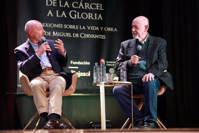 Coloquio entre los escritores Arturo Pérez-Reverte y Juan Eslava en la inauguración de las Jornadas Cervantinas, sobre la vida y obra de Miguel de Cervantes, en Castro del Río (Córdoba).