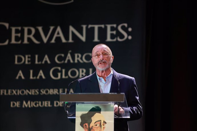 El escrito Arturo Pérez-Reverte ha pronunciado la conferencia inaugural 'El soldado Cervantes' en las Jornadas Cervantinas --organizadas por la Fundación Cajasol-- en la que ha hecho un repaso de la vida y obra de Miguel de Cervantes.