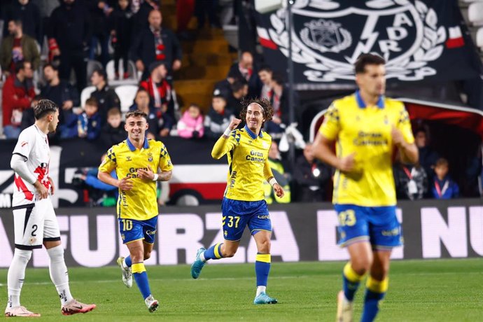 Fabio Silva of UD Las Palmas celebrates a goal with teammates during the Spanish League, LaLiga EA Sports, football match played between Rayo Vallecano and UD Las Palmas at Estadio de Vallecas on November 8, 2024, in Madrid, Spain.