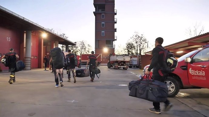 Un nuevo convoy del Servicio de Prevención, Extinción de Incendios y Salvamento de la Diputación Foral de Bizkaia ha partio este sábado hacia las zonas más afectadas por la DANA de Valencia para relevar a los bomberos desplegados en el lugar